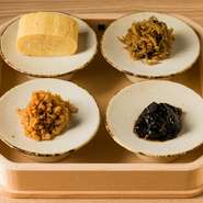 鶏しぐれ煮に海苔佃煮、ちりめん山椒にだし巻き玉子…。炊き立ての米に表情を与えてくれる『ごはんのお供』。少しずついろいろな味を楽しめます。
