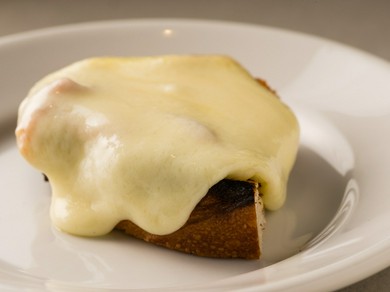 トロリと濃厚なチーズを楽しむ『炙りカチョカヴァロのブルスケッタ』