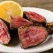 パーフェクトに火入れが施された、絶品肉料理『黒毛和牛のグリル』
