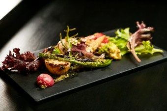 旬の国産有機野菜をふんだんに盛り込んだ、イタリアンな『焼き野菜サラダ』