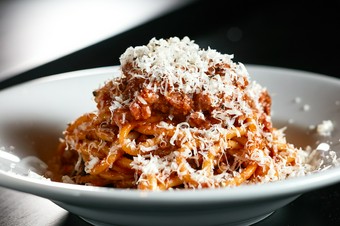 ゲストの目の前でハンバーグを崩し、ソースをかけて完成！　一番人気の『名物ロデオのミートスパゲティ』