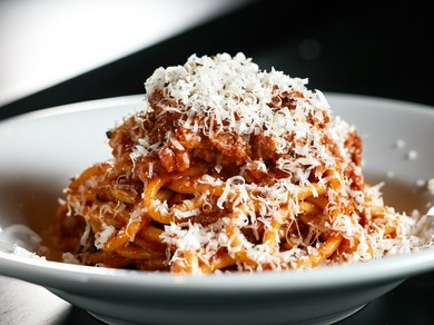 ゲストの目の前でハンバーグを崩し、ソースをかけて完成！　一番人気の『名物ロデオのミートスパゲティ』