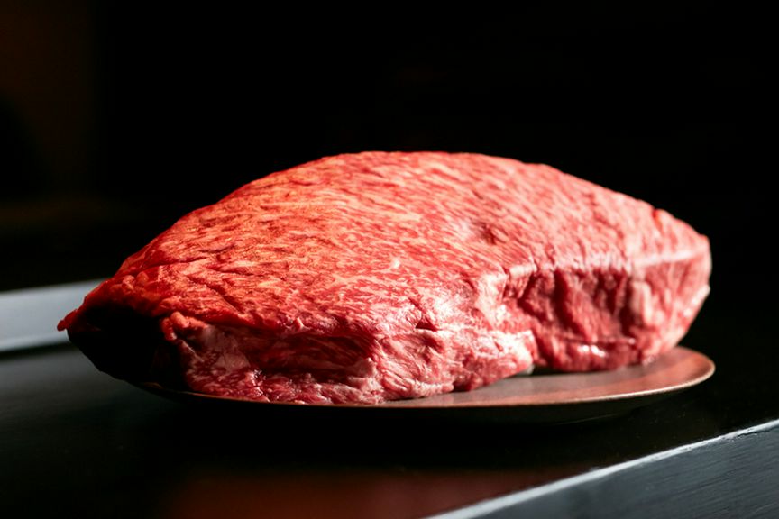 メインには全国各地から仕入れるA5ランクの肉が勢揃い