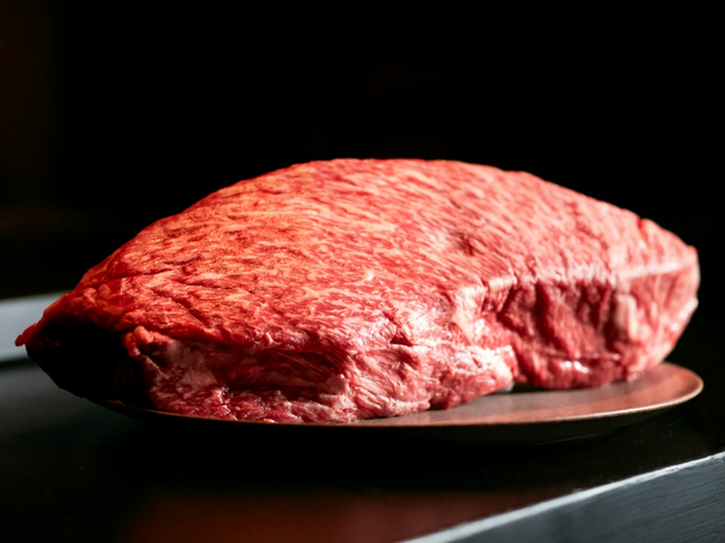 メインには全国各地から仕入れるA5ランクの肉が勢揃い