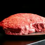 メインには全国各地から仕入れるA5ランクの肉が勢揃い