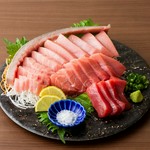 「海の黒いダイヤ」国産本マグロ（黒マグロ）。
 国産本マグロを赤身から大トロまで食べられる断面刺しは見た目のインパクトも＜大＞！一度は食べて欲しいおすすめの一品です。
※仕入れ状況によりご提供できない日が