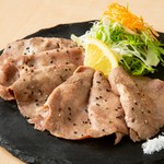 薄切りにスライスした牛タンをさっと炙ってます。