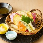 季節の旬の野菜をサクサク天ぷらに。