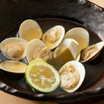 蛤の濃厚な旨みが味わえる酒蒸しです。