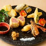 旬な野菜と活きのいい鮮魚とお肉のうれしい盛り合わせ。