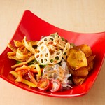 香ばしく揚げた根菜チップのアクセントが◎