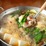 言わずと知れた福岡名物のもつ鍋。醤油と辛味噌の二種類から出汁をお選びください。※ご注文は二人前から承ります。