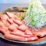 豊かな食感の牛タンをゆず風味のあご出汁でお楽しみに下さい。※ご注文は二人前から承ります。