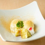 濃厚な甘みのさつまいもをじっくりと焼き芋に。バニラアイスを添えて。
