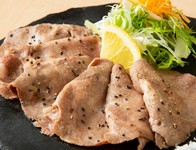薄切りにスライスした牛タンをさっと炙っています。