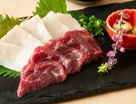 熊本名物の馬刺し。赤身とタテガミの盛り合わせ。※仕入れ状況によりタテガミが入らない場合がございます。
