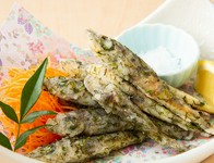 宮崎県特産のメヒカリ。磯の香りのする唐揚げです。
