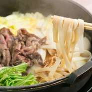 A5ランク以上の黒毛和牛すき焼きと新鮮な鍋野菜が食べ放題で楽しめる豪華なコースです。
接待をはじめ、ちょっといい事のあった豪華な女子会にもおすすめです。