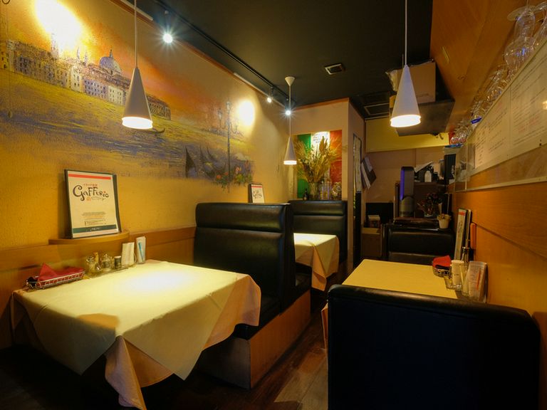 木の温もりを感じられ、オシャレで居心地の良い店内