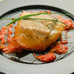 外はパリパリ、中はしっとり。食感の対比が面白い『本日のお魚をパリッとした生地に包んで』