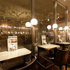 カウンター席のような、一人掛けの席もご用意