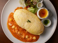 好みのスフレオムライスに、デザートとサラダをセットにしたワンプレート。「食後にデザートも食べたい」「ちょっとずつ、いろいろ食べたい」という方にオススメです。
