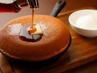 贅沢なほど厚焼きのパンケーキ『カステラパンケーキ　ホイップクリーム添え』