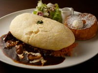 ※画像は『ビーフシチュー』と『カステラパンケーキ』をセットにしています。