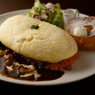 料理人が一皿ずつつくる「オムライス」や「パンケーキ」と一緒に、オリジナルの珈琲やインド直輸入の紅茶もぜひ。『フルーツティー』はポットで用意され、香りも味もたっぷり楽しめます。