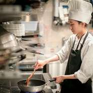 調理中は真剣に、でも一歩キッチンから離れると笑顔でいることを心掛けている料理人。「昨日よりももっと上手く料理をつくりたい」という向上心と共に、料理と向き合っています。