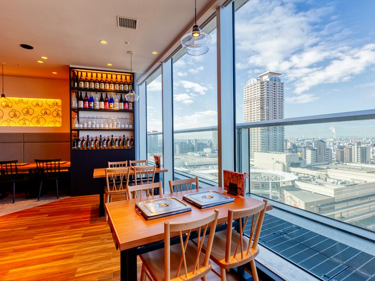 大阪の街を見ながら食事ができる、絶好のロケーション