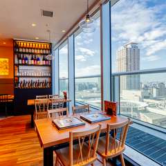 大阪の街を見ながら食事ができる、絶好のロケーション