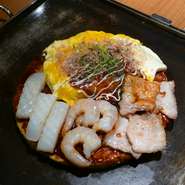 豚肉、いか、海老のコンビネーションが生地にマッチする人気メニューです。外はパリパリ、中はふわふわ。混ぜて焼くのは大阪ならではです。迷ったらコレに決まり！