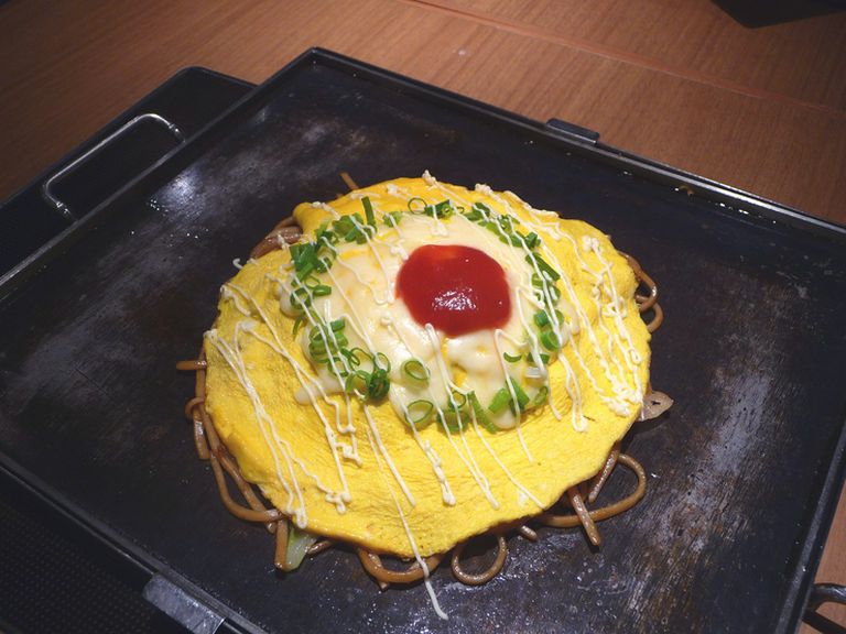 濃厚ソースがほど良く絡む『チーズオムそば』