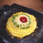 チーズ・卵とソースが絶妙なハーモニーを奏でる女性好みの逸品です。焼きそばの麺は太めの自社製麺。ソースが良く絡み、もちっとした食感がたまりません。