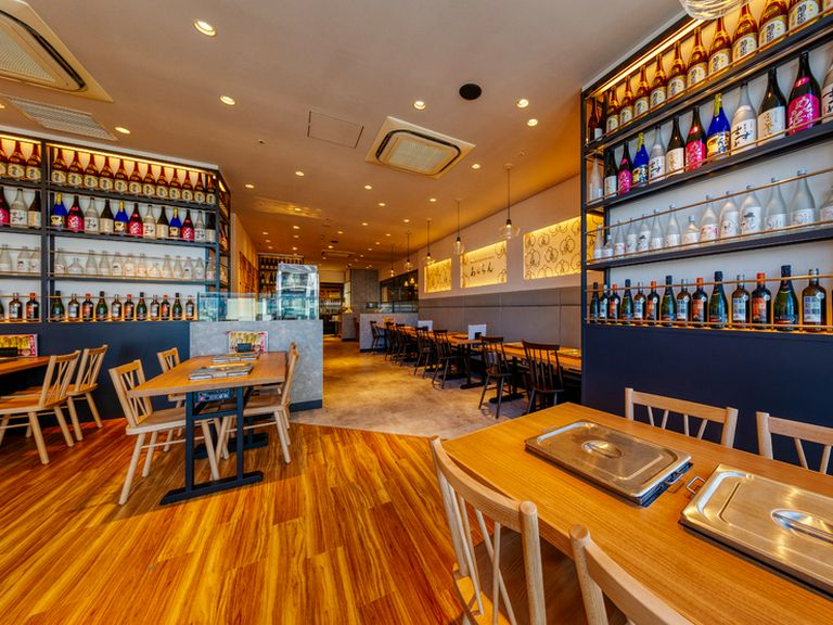 店内にずらりと並ぶ様が圧巻の酒瓶