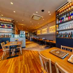 店内にずらりと並ぶ様が圧巻の酒瓶