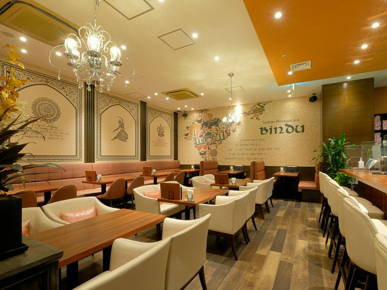 インド料理を味わいながら、会話に華が咲く楽しい時間