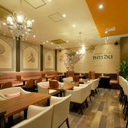 インド料理を味わいながら、会話に華が咲く楽しい時間