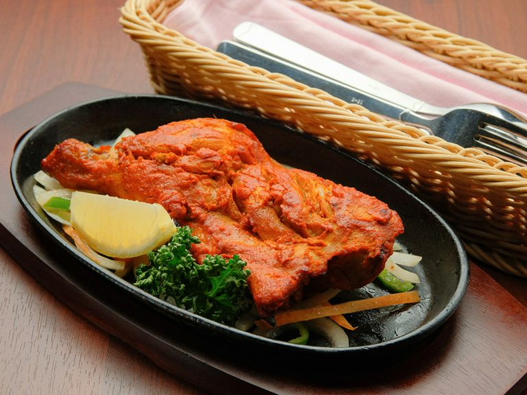 インド伝統の「タンドール」でじっくりと焼き上げる『タンドリーチキン(1P)』
