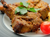 骨付き羊肉をインドスパイス、生姜、ガーリック、ヒマラヤソルトなどで味付けし焼いたもの。