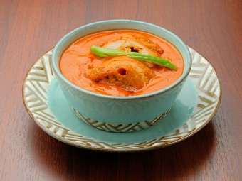 マイルド＆スパイスの深みある味わいを堪能できる『バターチキンカレー』