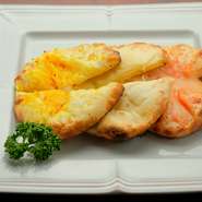 3つのチーズナンを一度に楽しめる『チーズナン食べ比べ』
