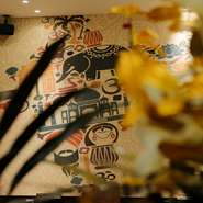 インドの芸術品やアート作品が飾られている店内