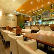 デートや特別な日のディナーにもふさわしいシックな空間