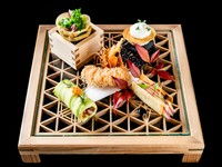 アミューズ・冷前菜・温前菜・オマール海老・肉料理・デザート・珈琲

オマール海老に加え、食材をより厳選した特別な日の会食にお楽しみいただける特別コースです
※ 詳細は【料理】ページにてご確認いただけます。