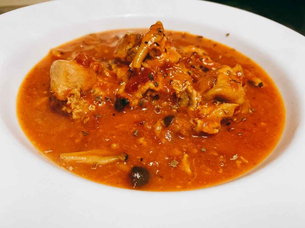 鳥もも肉の自家製トマト煮込み