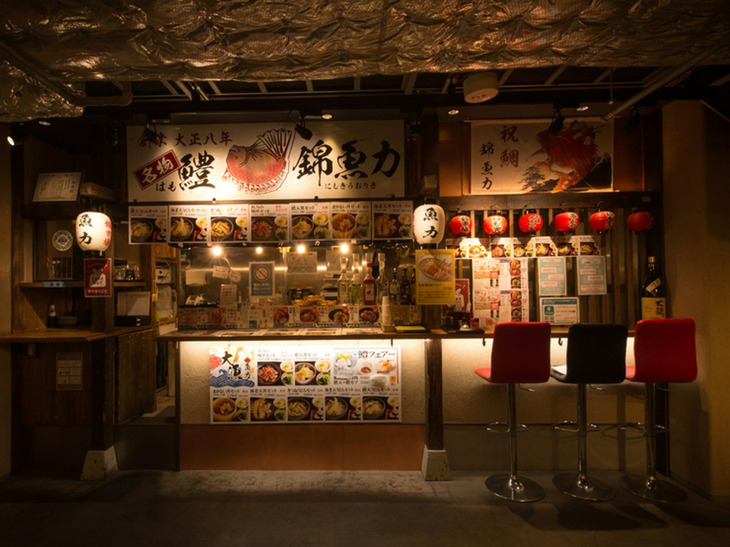 ふらりと立ち寄りやすいカウンターで、気軽に食べられる鱧料理