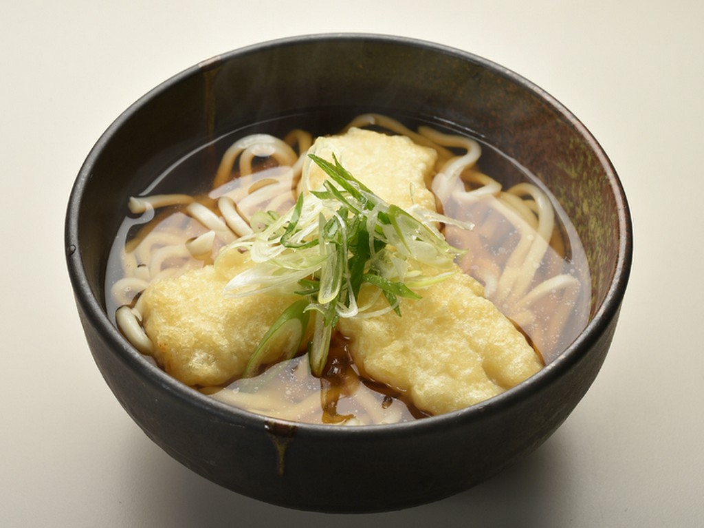 うどんには、コンブと鰹節で丁寧に引いた「だし」を使用