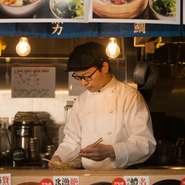 「伝統の味を味わっていただけるように、鱧は錦市場の焼魚専門店と同じ味のものを提供しています」と語る塩見氏。一切妥協をしない素材選びと確かな職人技を駆使したおいしい料理でもてなしてくれます。